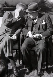 Roosevelt y Churchill en profunda conversación en la Conferencia de Casablanca, Marruecos, enero de 1943